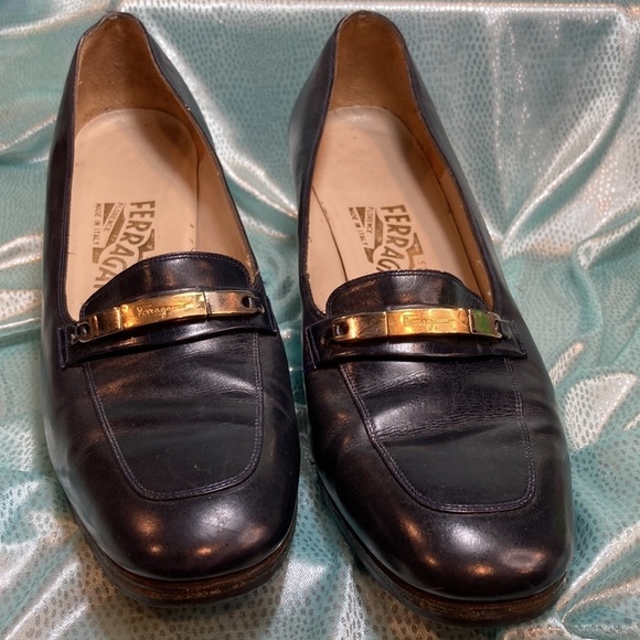 Dark navy Ferragamo stacked heel penny loafer. 9.5AA. Made in Italy. 5 - Picture 3 of 7
